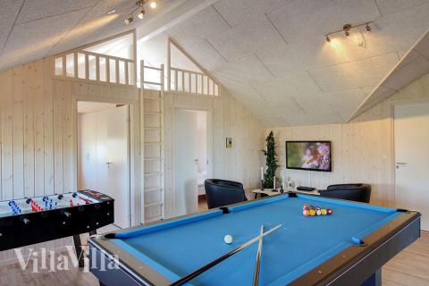 Im Aktivitätenraum des Hauses gibt es keine Entschuldigung mehr fürs Stillsitzen - treten Sie gegeneinander in Tischtennis/Billard, Kicker oder Dart an