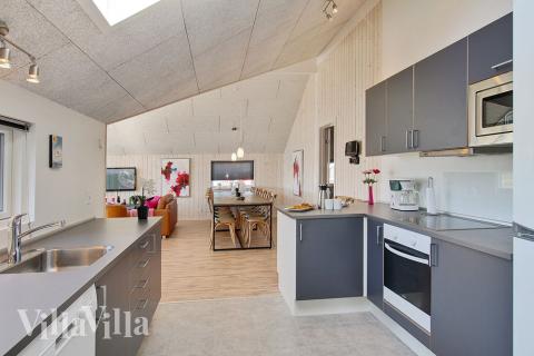 Die Küche ist direkt mit dem Wohnzimmer verbunden und natürlich mit allem ausgestattet, was der moderne Koch sich wünscht