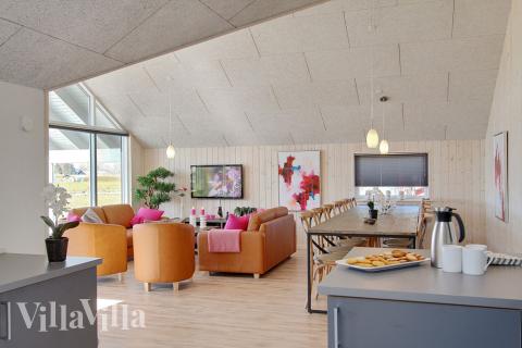 Der Aufenthaltsraum ist mit seiner großen Fensterpartie der natürliche Sammelpunkt des Hauses. Hier befinden sich auch die Speiseplätze und eine Sofagruppe mit Fernseher