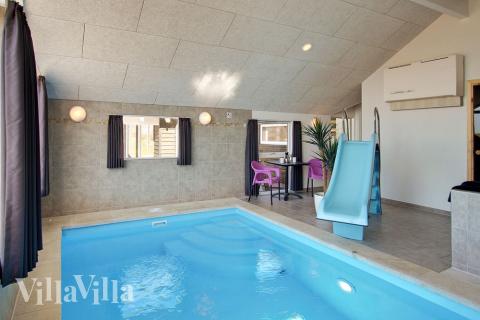 Wasserratten können sich im Pool austoben, der mit einer Wasserrutsche und einer Gegenstromanlage ausgestattet ist