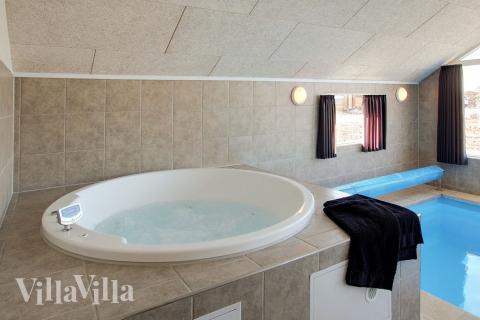 Nach einem ereignisreichen Tag darf sich im eleganten Whirlpool des Hauses entspannt werden