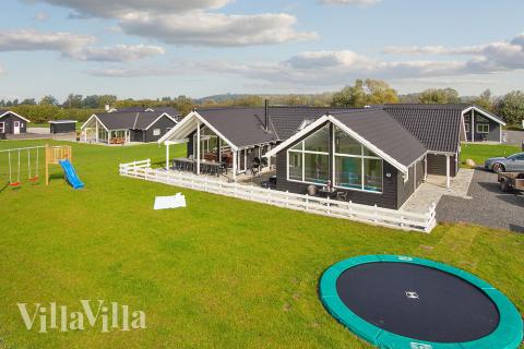 Dieses tolle Luxusferienhaus in der Nähe von Skåstrup Strand und Bogense ist mit schicken Möbeln ausgestattet und besticht mit schönen architektonischen Details