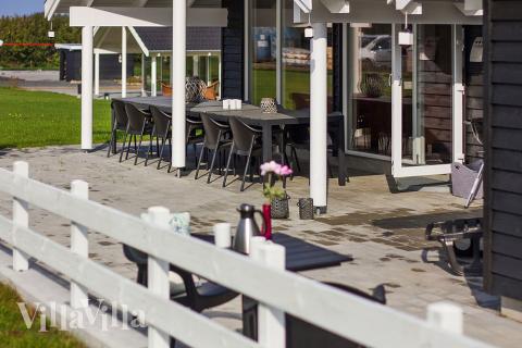 Auf der großen, teilweise überdachten Terrasse des Hauses kann gemütlich gegrillt und der Sommer bei einem Sonnenbad genossen werden