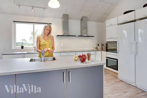 Die Küche ist stilvoll eingerichtet und hat Platz für alle Kochen. 