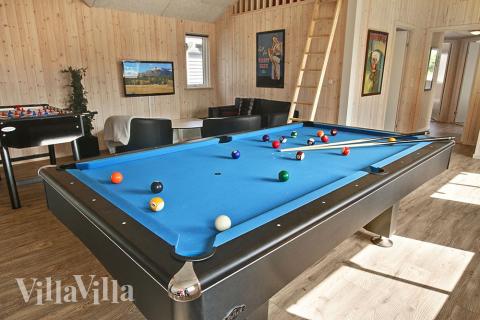 Billard, Tischtennis, Kicker, Darts und Spielekonsolen – dieses Luxusferienhaus hat alles. 