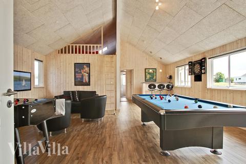 Groß und geräumig Aktivitätsraum mit Platz für Spiel und Spaß. In dem Luxusferienhaus ist für Unterhaltung gesorgt. 