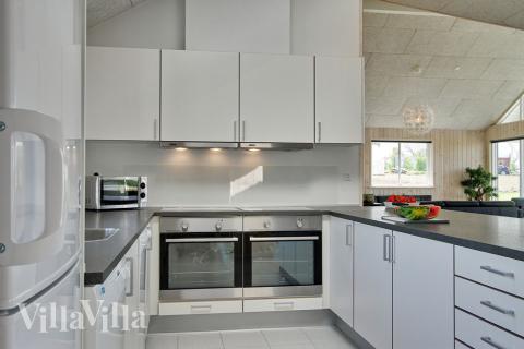 Luxuriös und funktionell Küche mit zwei Öfen, zwei Geschirrspülern und gut mit Platz. 