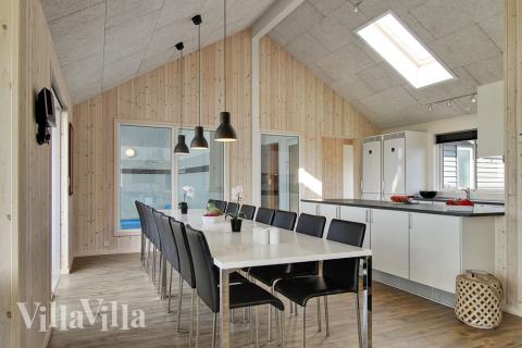 In dem Wohnzimmer ist Platz für alle Ferienhausgäste um den Esstisch.  