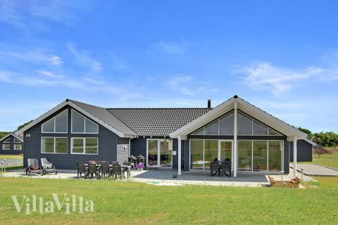 Fantastisch Luxusferienhaus mit Pool und Aktivitätsraum. Hier bekommen Sie ein ganz besonders Ferienerlebnis auf Nordfünen.