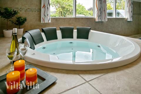 Genießen Sie den warmen Whirlpool im Luxusferienhaus Nr. 321 in Nordseeland