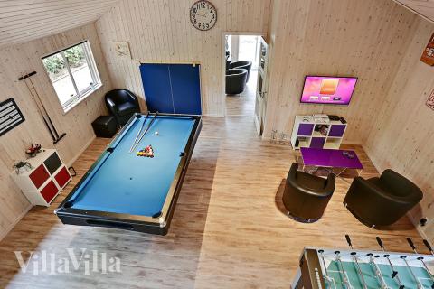 Neben den vielen schönen Stunden, die man im Poolbereich des Hauses verbringen kann, bietet das Luxusferienhaus 321 auch Spielevergnügen bei Billard/Tischtennis und Darts