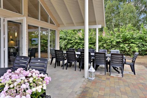 Das Luxusferienhaus Nr. 321 hat eine tolle Terrasse, die mit hochwertigen Gartenmöbeln für 16 Personen ausgestattet ist.