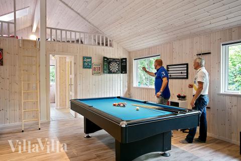 Das Luxusferienhaus 321 für 16 Personen hat einen großen Aktivitätsraum mit u. a. Billard und Darts