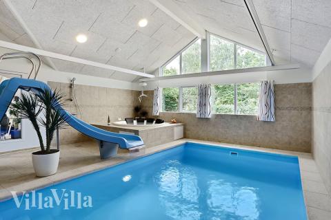 Das Ferienhaus 321 hat einen schicken Poolbereich mit Wasserrutsche, einem geräumigen, eingelassenen Whirlpool und einer Sauna.