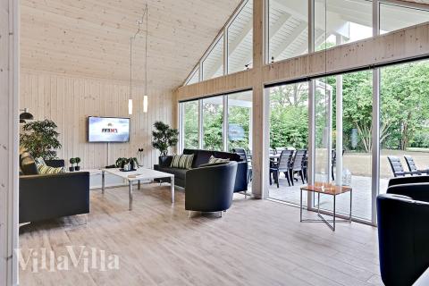 Der große, lichtdurchflutete Aufenthaltsraum im Luxusferienhaus Nr. 321 für 16.