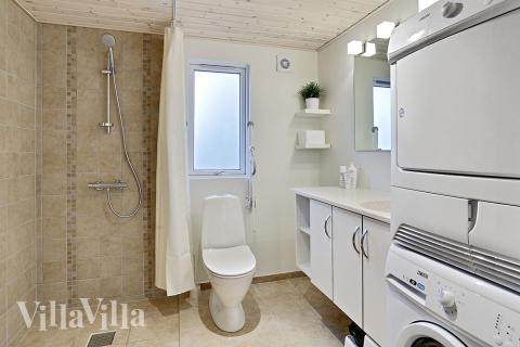 Eines der Badezimmer im Luxusferienhaus Nr. 321