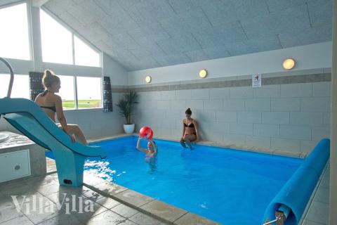 Das Ferienhaus 322 hat einen schicken Poolbereich mit Wasserrutsche, einem geräumigen, eingelassenen Whirlpool und einer Sauna.