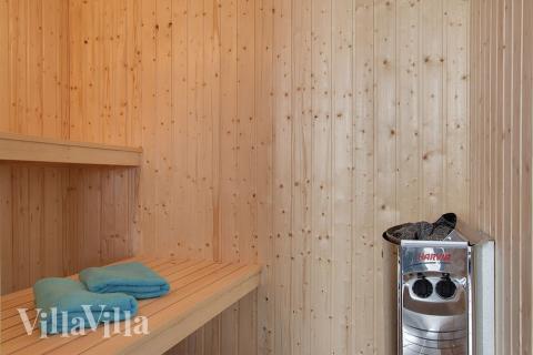 Genießen Sie die heiße Sauna im Luxusferienhaus Nr. 322 für 18 Personen