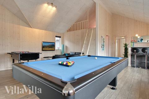Neben den vielen schönen Stunden, die man im Poolbereich des Hauses verbringen kann, bietet das Luxusferienhaus 322 auch Spielevergnügen bei Billard/Tischtennis und Darts