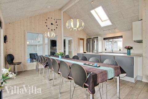 Der große, lichtdurchflutete Aufenthaltsraum im Luxusferienhaus Nr. 322 für 18.