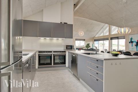 Die Küche in dem Luxusferienhaus Nr. 322 ist so gut ausgestattet, dass man problemlos Mahlzeiten für 18 Personen zubereiten kann.