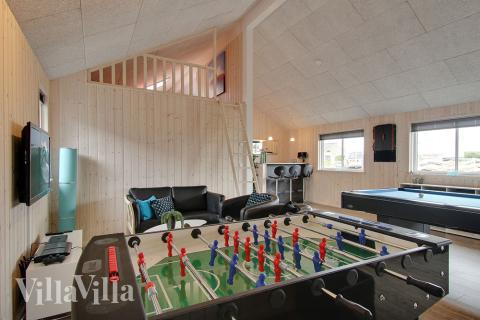 Das Luxusferienhaus 322 für 18 Personen hat einen großen Aktivitätsraum mit u. a. Billard und Darts