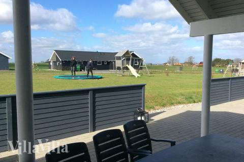 Zu dem attraktiven Ferienhaus Nr. 322 in Fünen und seine Inseln gehört auch ein tolles Angebot im Außenbereich, z. B. Spieleturm und Schaukeln