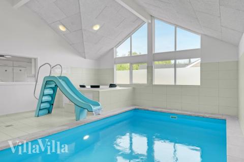 Das Ferienhaus 323 hat einen schicken Poolbereich mit Wasserrutsche, einem geräumigen, eingelassenen Whirlpool und einer Sauna.
