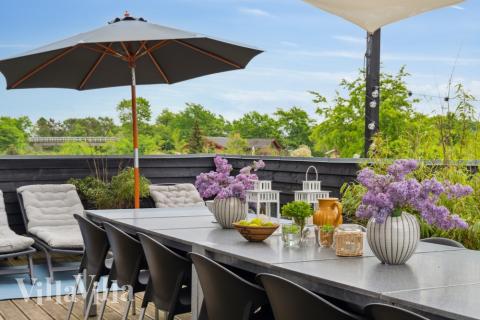 Große Terrasse am Luxusferienhaus Nr. 323 in Nordseeland.