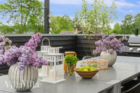 Auf der Terrasse des Ferienhauses Nr. 323 ist Platz für 16 Personen.