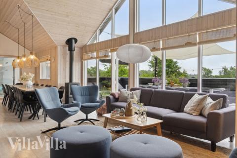 Die Couch im Luxusferienhaus Nr. 323 in Nordseeland lädt zu Gesellschaftsspielen oder zu Kinoabenden ein.