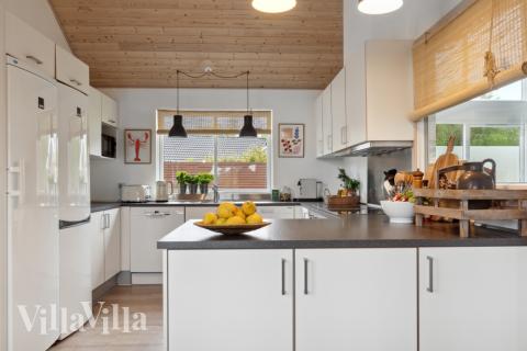 Die Küche in dem Luxusferienhaus Nr. 323 ist so gut ausgestattet, dass man problemlos Mahlzeiten für 16 Personen zubereiten kann.