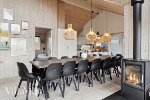 Der große, lichtdurchflutete Aufenthaltsraum im Luxusferienhaus Nr. 323 für 16.