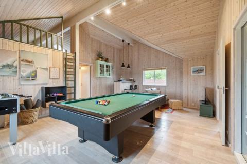 Neben den vielen schönen Stunden, die man im Poolbereich des Hauses verbringen kann, bietet das Luxusferienhaus 323 auch Spielevergnügen bei Billard/Tischtennis und Darts