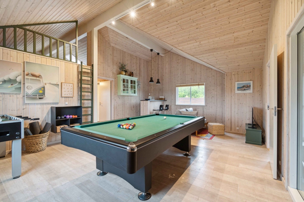 Neben den vielen schönen Stunden, die man im Poolbereich des Hauses verbringen kann, bietet das Luxusferienhaus 323 auch Spielevergnügen bei Billard/Tischtennis und Darts