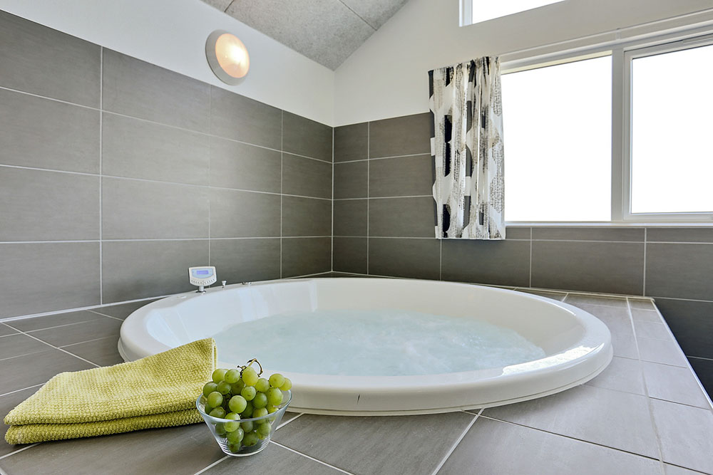 Genießen Sie den warmen Whirlpool im Luxusferienhaus Nr. 324 in Fünen und seine Inseln
