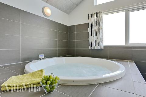 Genießen Sie den warmen Whirlpool im Luxusferienhaus Nr. 324 in Fünen und seine Inseln