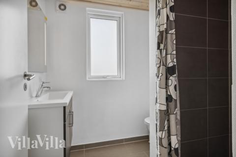 Eines der Badezimmer im Luxusferienhaus Nr. 324