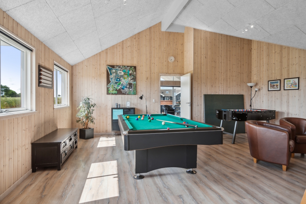 Neben den vielen schönen Stunden, die man im Poolbereich des Hauses verbringen kann, bietet das Luxusferienhaus 324 auch Spielevergnügen bei Billard/Tischtennis und Darts