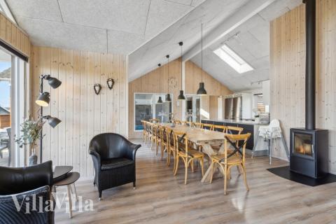 Der große, lichtdurchflutete Aufenthaltsraum im Luxusferienhaus Nr. 324 für 18.