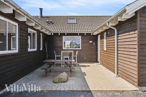 Auf der Terrasse des Ferienhauses Nr. 324 ist Platz für 18 Personen.