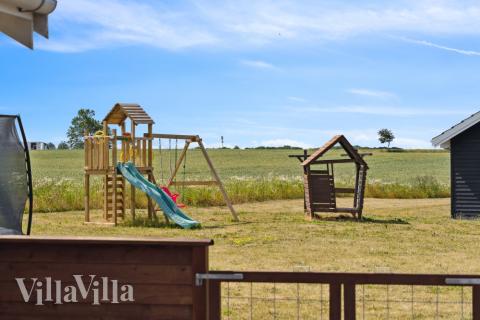 Zu dem attraktiven Ferienhaus Nr. 324 in Fünen und seine Inseln gehört auch ein tolles Angebot im Außenbereich, z. B. Spieleturm und Schaukeln