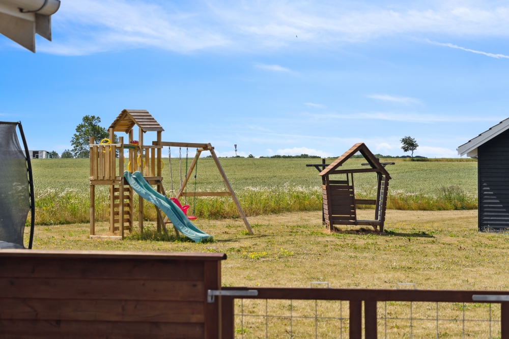 Zu dem attraktiven Ferienhaus Nr. 324 in Fünen und seine Inseln gehört auch ein tolles Angebot im Außenbereich, z. B. Spieleturm und Schaukeln
