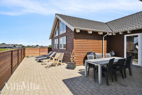 Genießen Sie einen Grillabend auf der Terrasse des Luxusferienhauses Nr. 324 in Fünen und seine Inseln