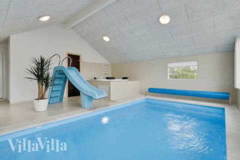 Das Ferienhaus 327 hat einen schicken Poolbereich mit Wasserrutsche, einem geräumigen, eingelassenen Whirlpool und einer Sauna.