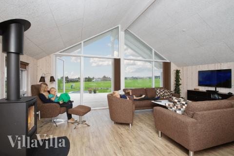 Die Couch im Luxusferienhaus Nr. 327 in Fünen und seine Inseln lädt zu Gesellschaftsspielen oder zu Kinoabenden ein.