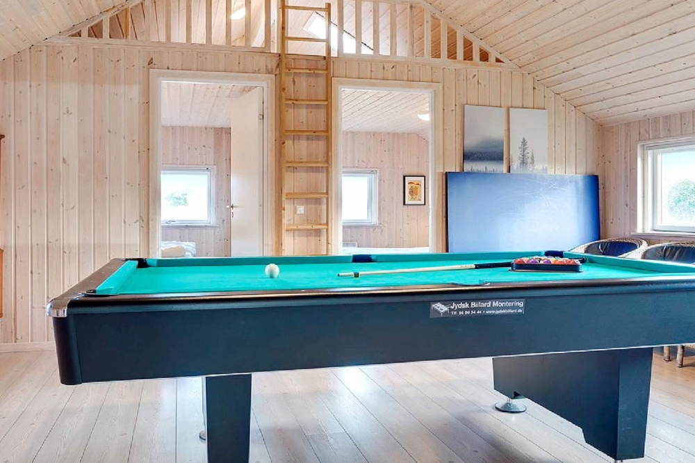 Das Luxusferienhaus 326 für 12 Personen hat einen großen Aktivitätsraum mit u. a. Billard und Darts