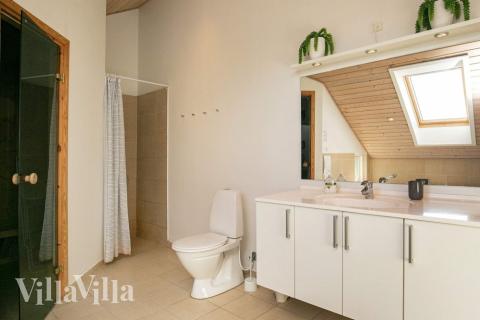 Eines der Badezimmer im Luxusferienhaus Nr. 326