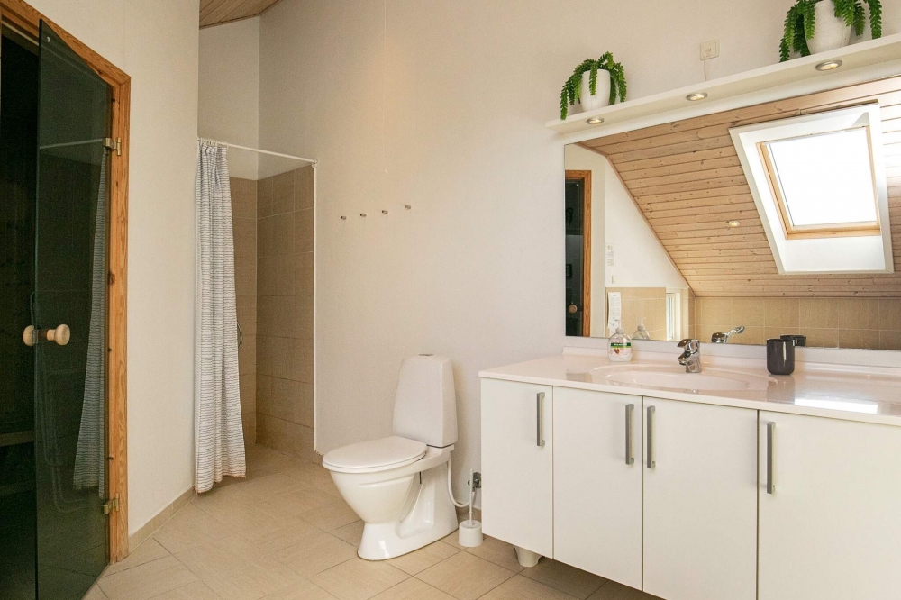 Eines der Badezimmer im Luxusferienhaus Nr. 326