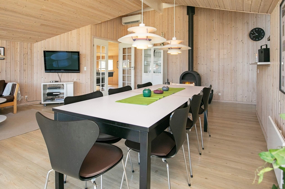 Der Aufenthaltsraum bietet Platz für 12 Personen, wenn ihr das Ferienhaus 326 in Nordjütland besucht.